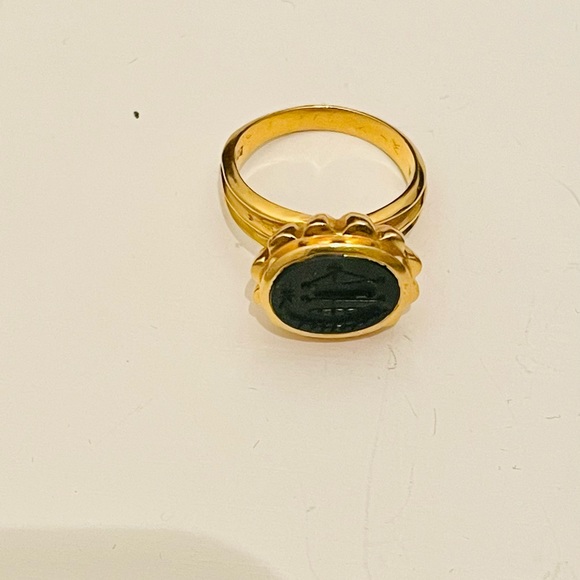 Estate 18k carved bloodstone Viking ship scalloped ring. US size 5 1/4. - Picture 10 of 11